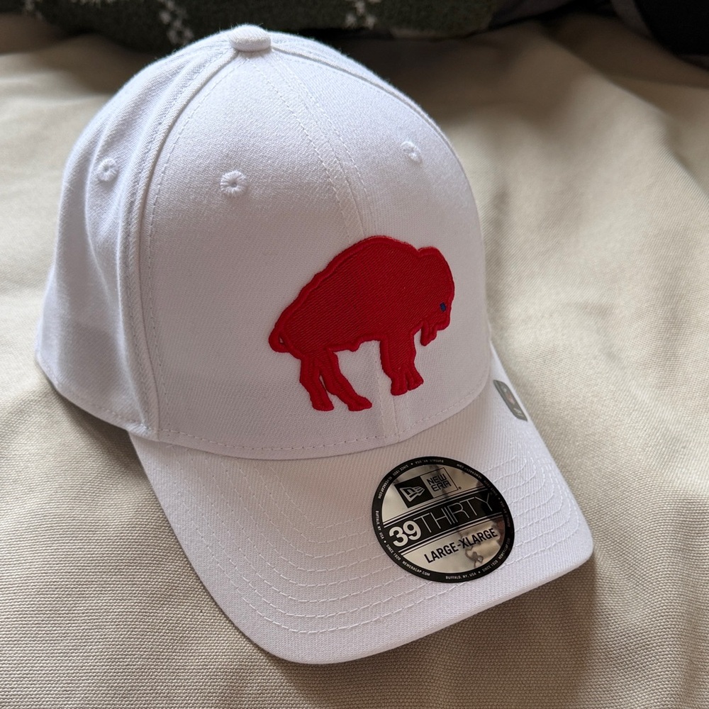 Standing Buffalo white 39thirty cap